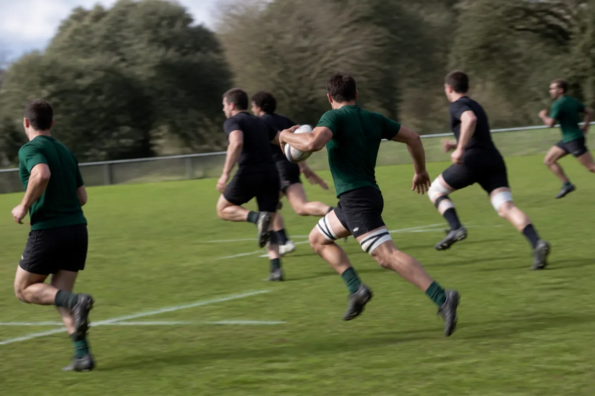 Joueurs de rugby à sept au sprint lors d&rsquo;une contre-attaque sur un terrain ensoleillé