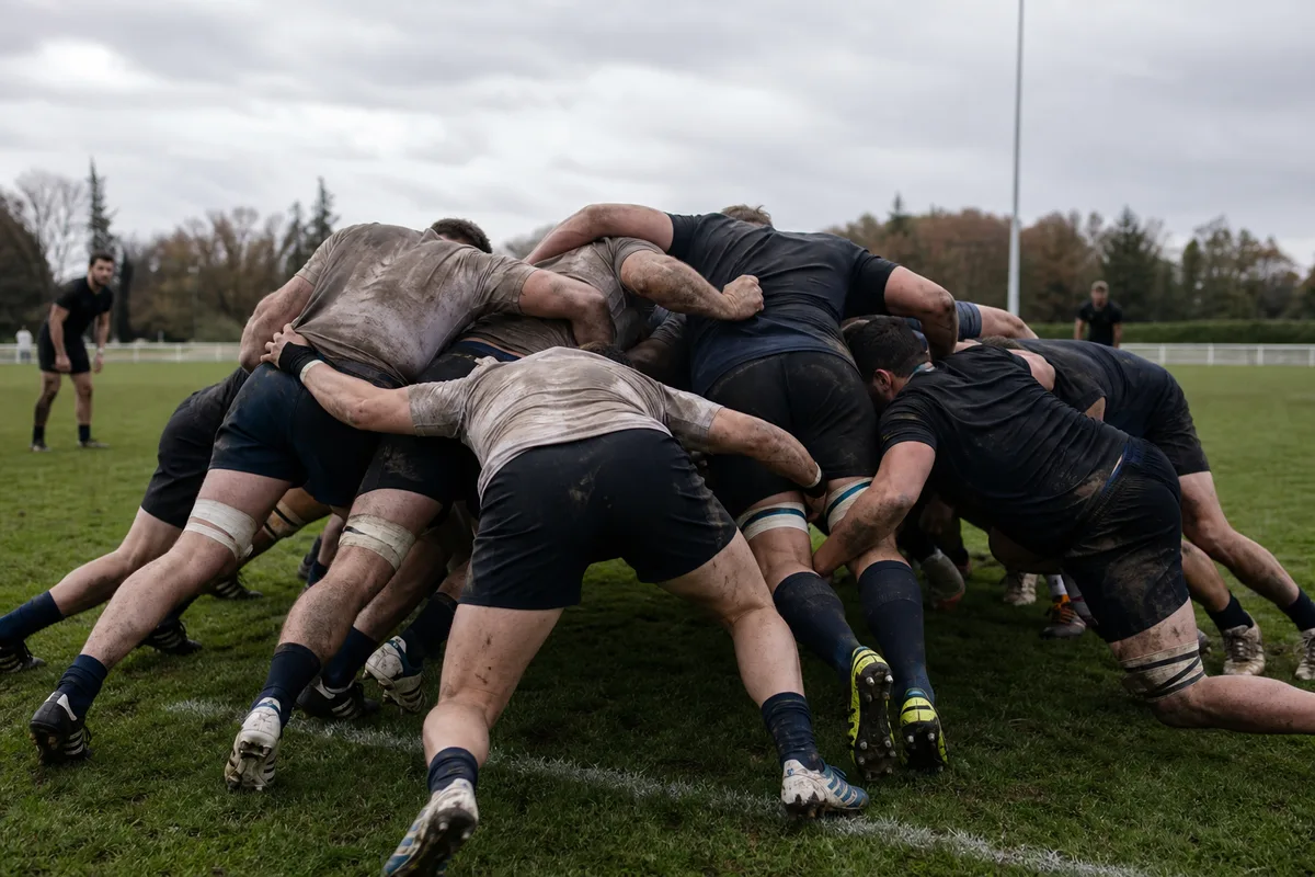 Joueurs de rugby professionnels en pleine action lors d&rsquo;une phase de conquête en match